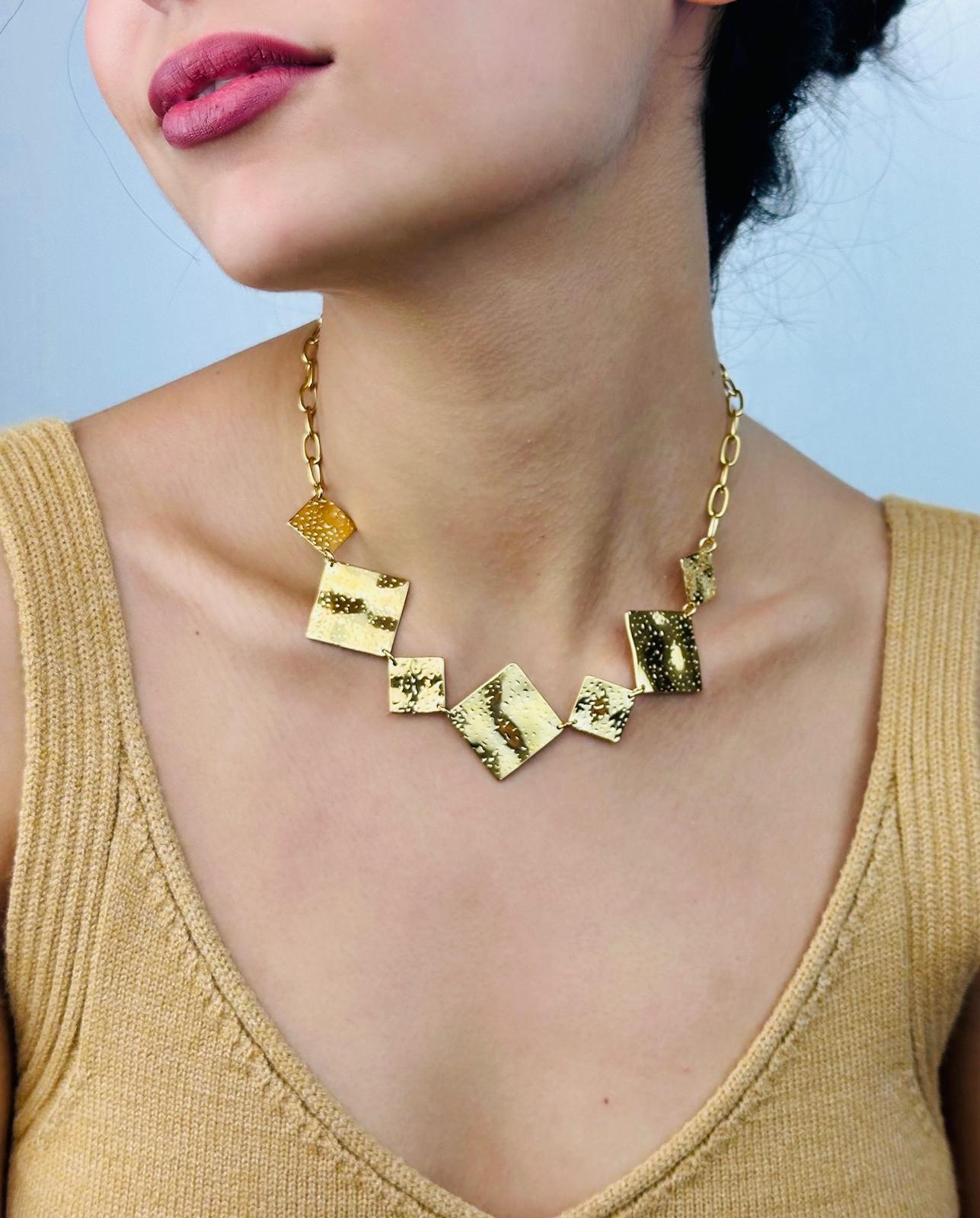 SQUARE necklace, golden chain and hammered squares in stainless steel, Gift idea, Women's jewelry, Golden necklace, hammered effect.