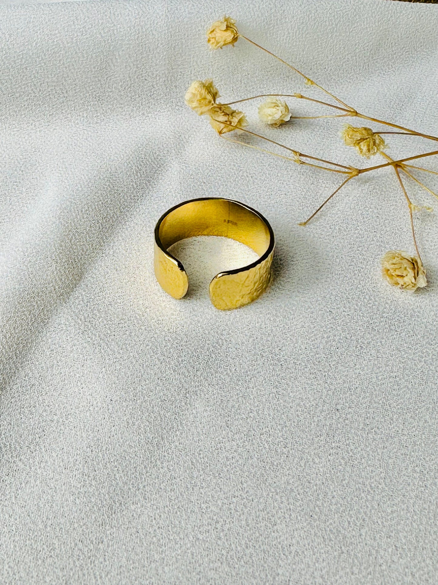 EGYPTIA verstellbarer Ring aus goldenem Edelstahl für Damen – dicker Ring mit weißem Diamantstein – Geschenk – Schmuck für Damen.