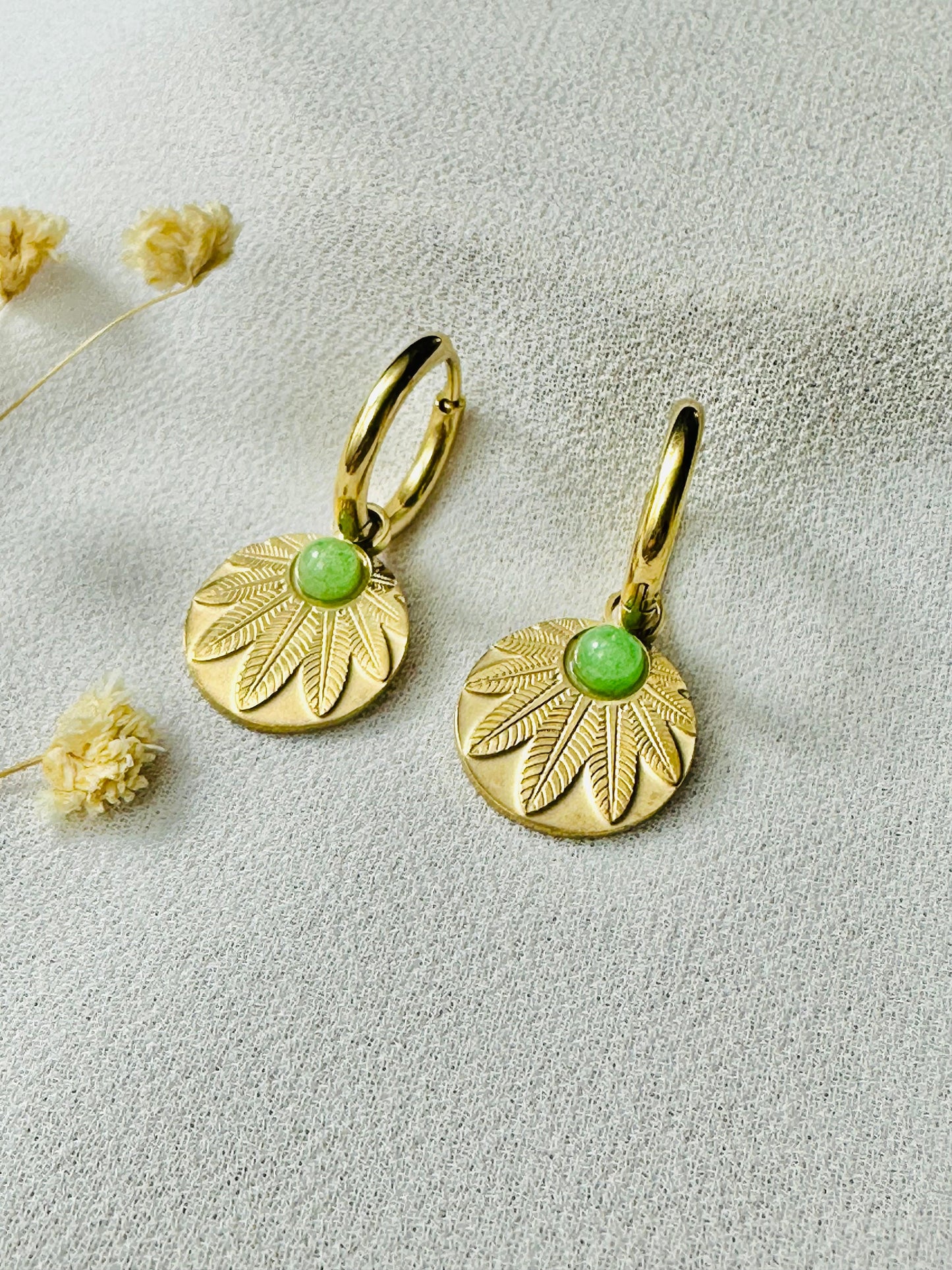 Mini créoles, Boucle d'oreilles en acier inoxydable pour femme - feuilles avec pierres rondes vertes - idée cadeau boho - bijoux femmes. boucles, boucles d oreilles, créoles, boucle d oreille, boucle d oreille femme, boucle d oreille anneau, bijou acier inoxydable, bijoux en acier inoxydable, bijoux inoxydables, bijoux acier inoxydable doré, site de bijoux acier inoxydable