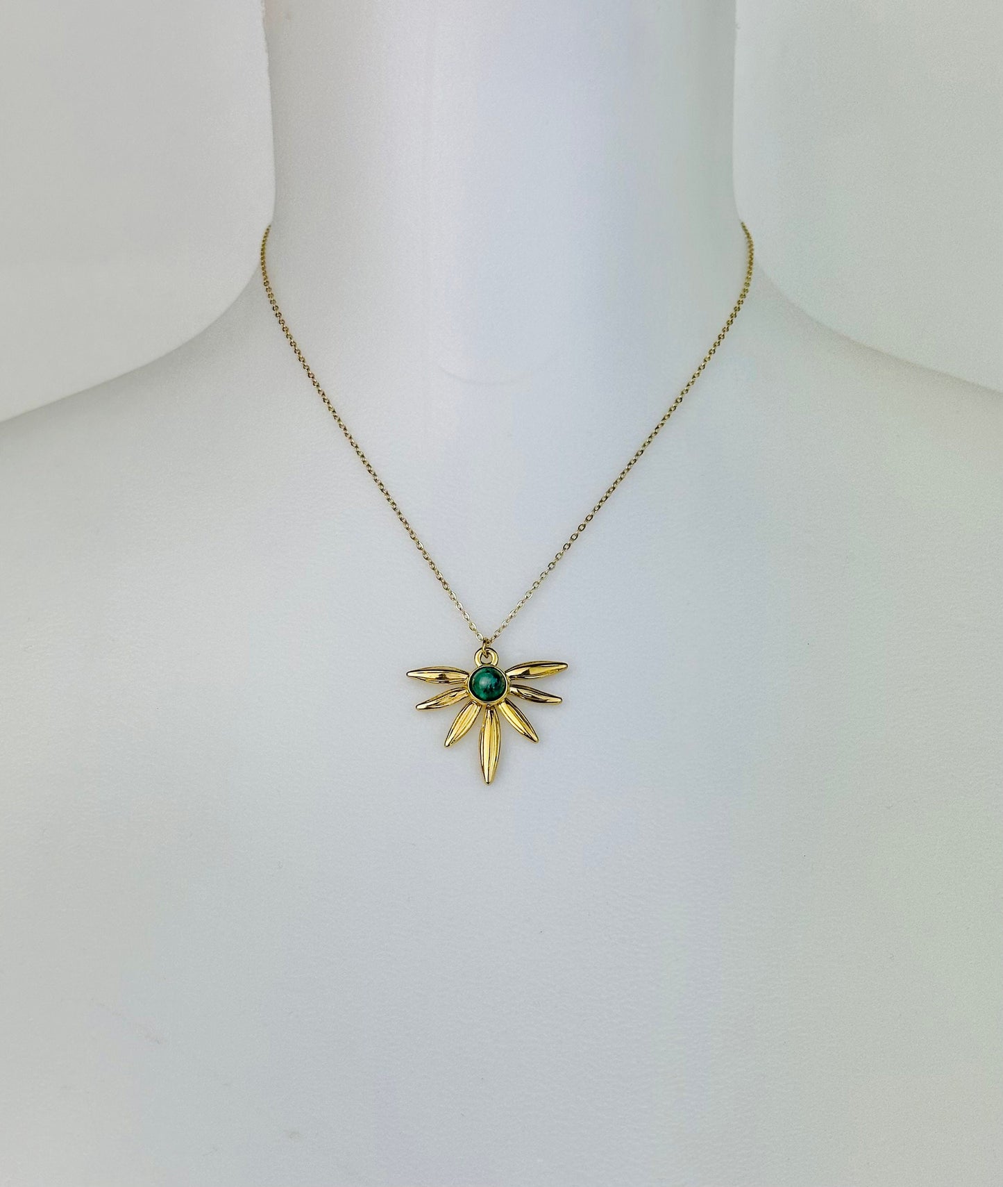 Collier ESTRELLA chaîne dorée en acier inoxydable, Idée cadeau, Bijoux femmes, Jewellery, Collier doré, pendentif avec pierre verte.