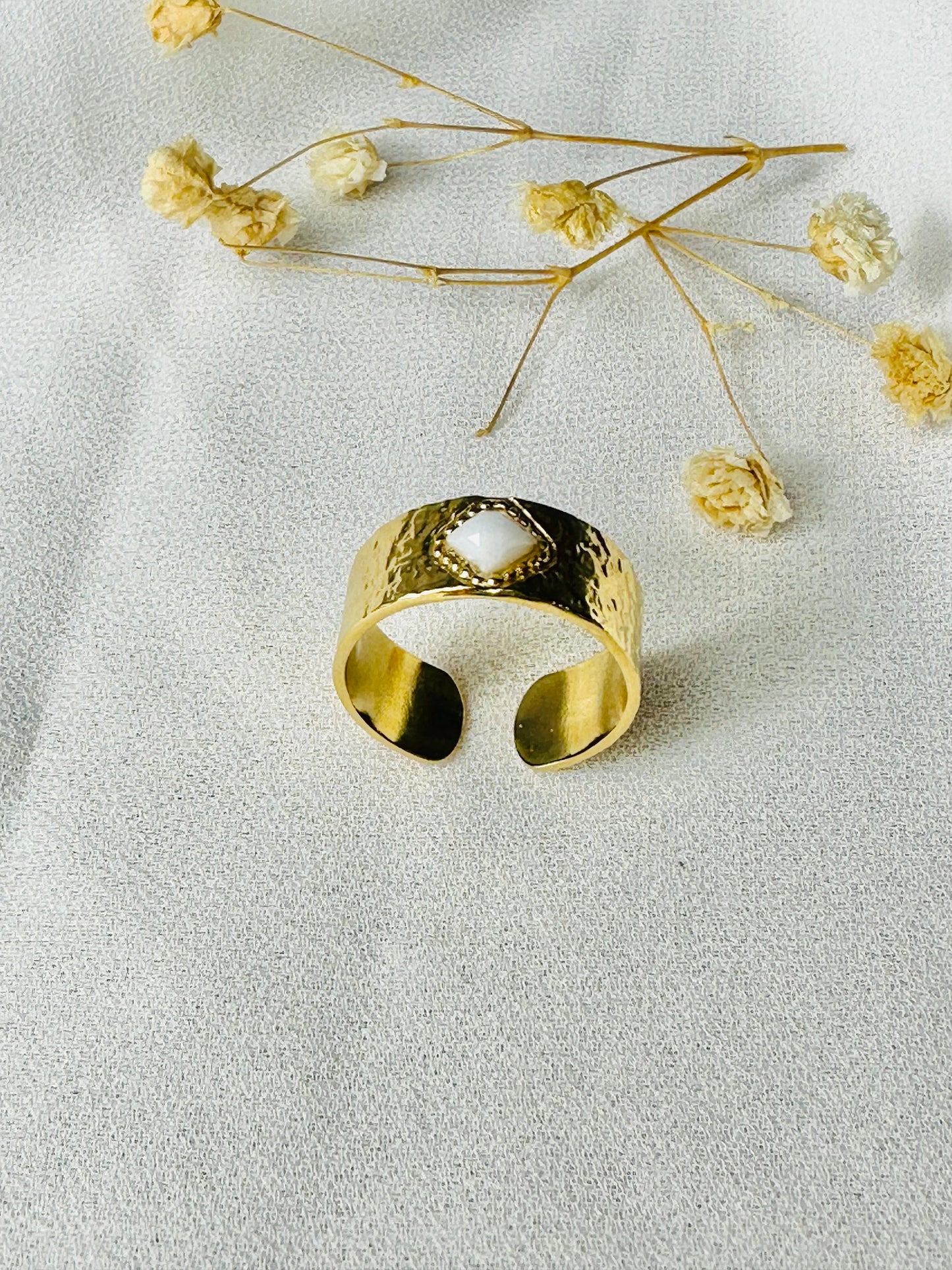 EGYPTIA verstellbarer Ring aus goldenem Edelstahl für Damen – dicker Ring mit weißem Diamantstein – Geschenk – Schmuck für Damen.
