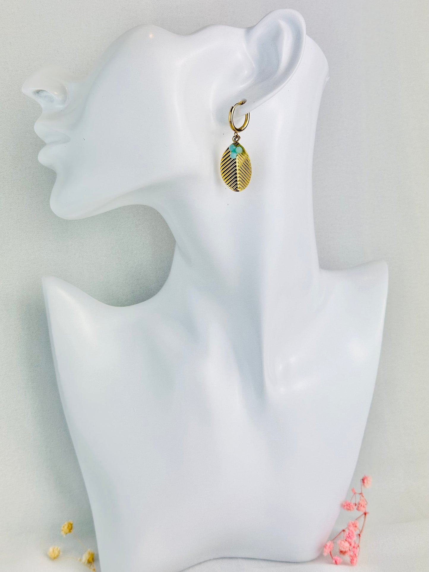 Mini créoles FEUILLES D'OR, Boucle d'oreilles en acier inoxydable pour femme - feuilles avec perles azur - idée cadeau boho - bijoux femmes. boucles, boucles d oreilles, créoles, boucle d oreille, boucle d oreille femme, boucle d oreille anneau, bijou acier inoxydable, bijoux en acier inoxydable, bijoux inoxydables, bijoux acier inoxydable doré, site de bijoux acier inoxydable