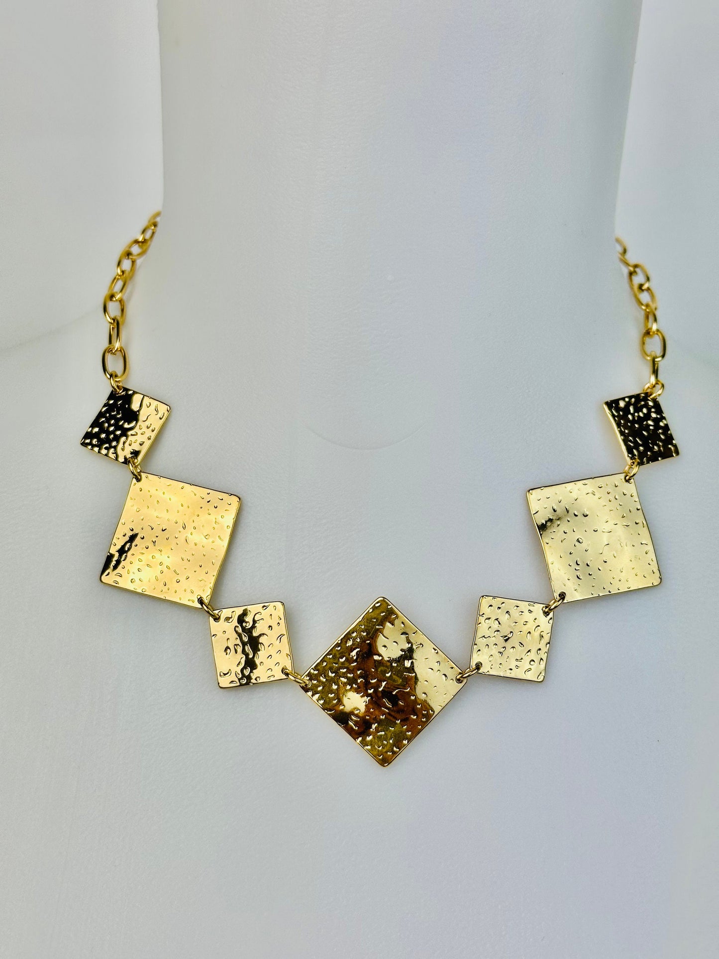 SQUARE necklace, golden chain and hammered squares in stainless steel, Gift idea, Women's jewelry, Golden necklace, hammered effect.