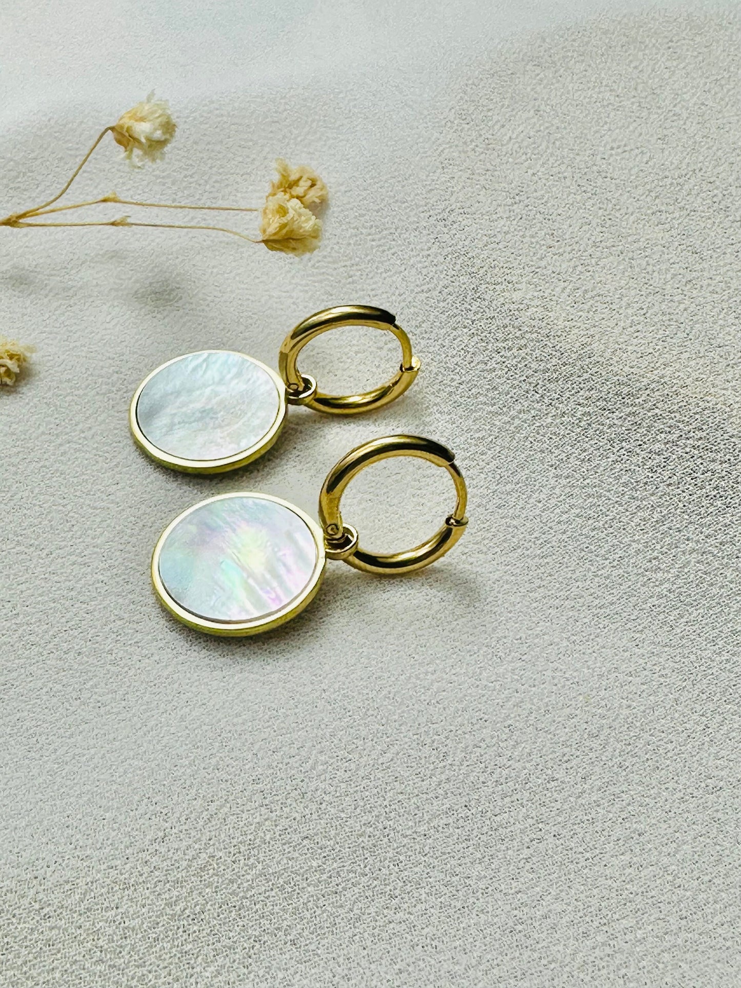 Mini créoles, Boucle d'oreilles en acier inoxydable pour femme - feuilles avec pierres rondes blanches - idée cadeau boho - bijoux femmes.