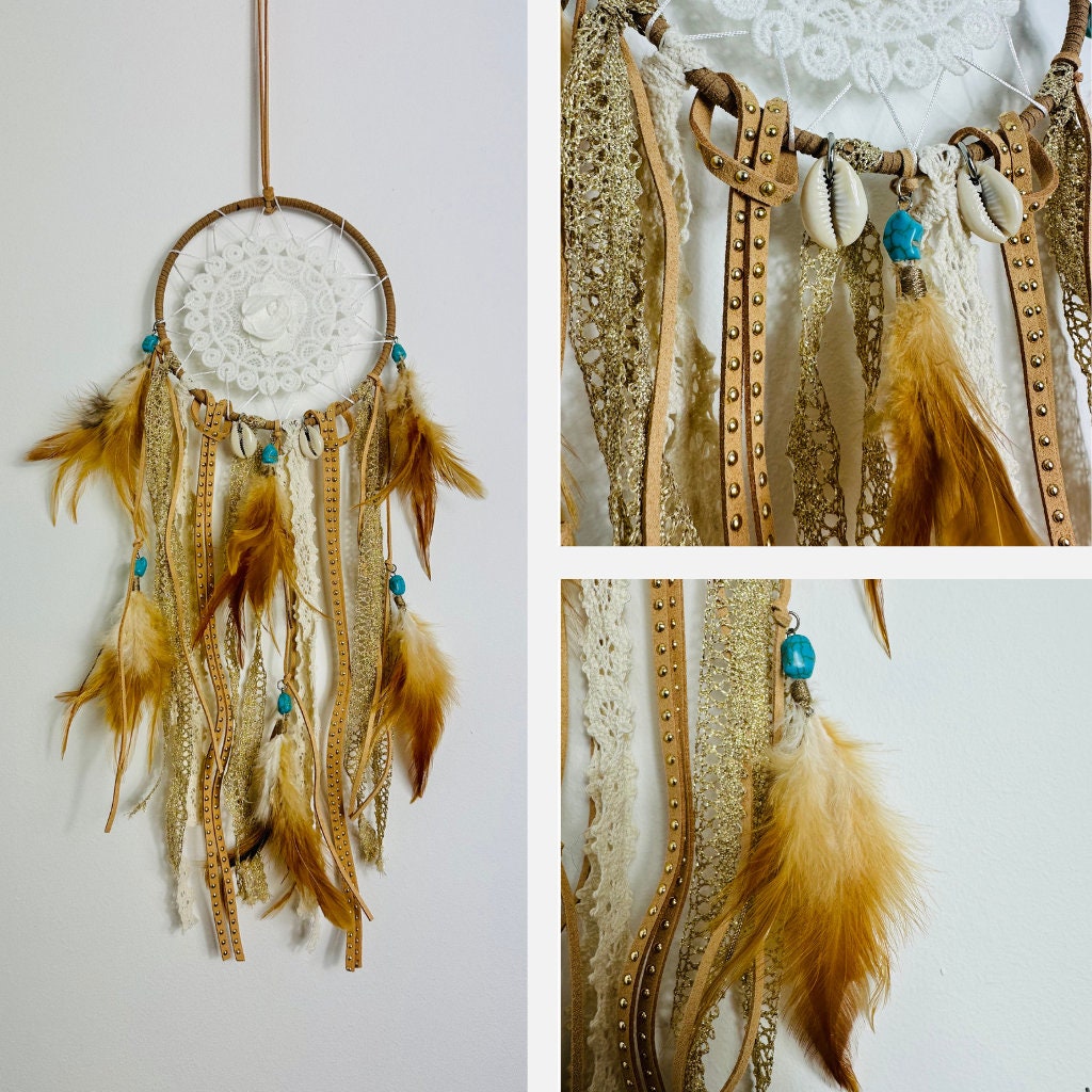 Attrape rêves boho décor, attrape-rêves à plumes, pierres et tissus, style boho, idée cadeau, home decor, bedroom wall decor.