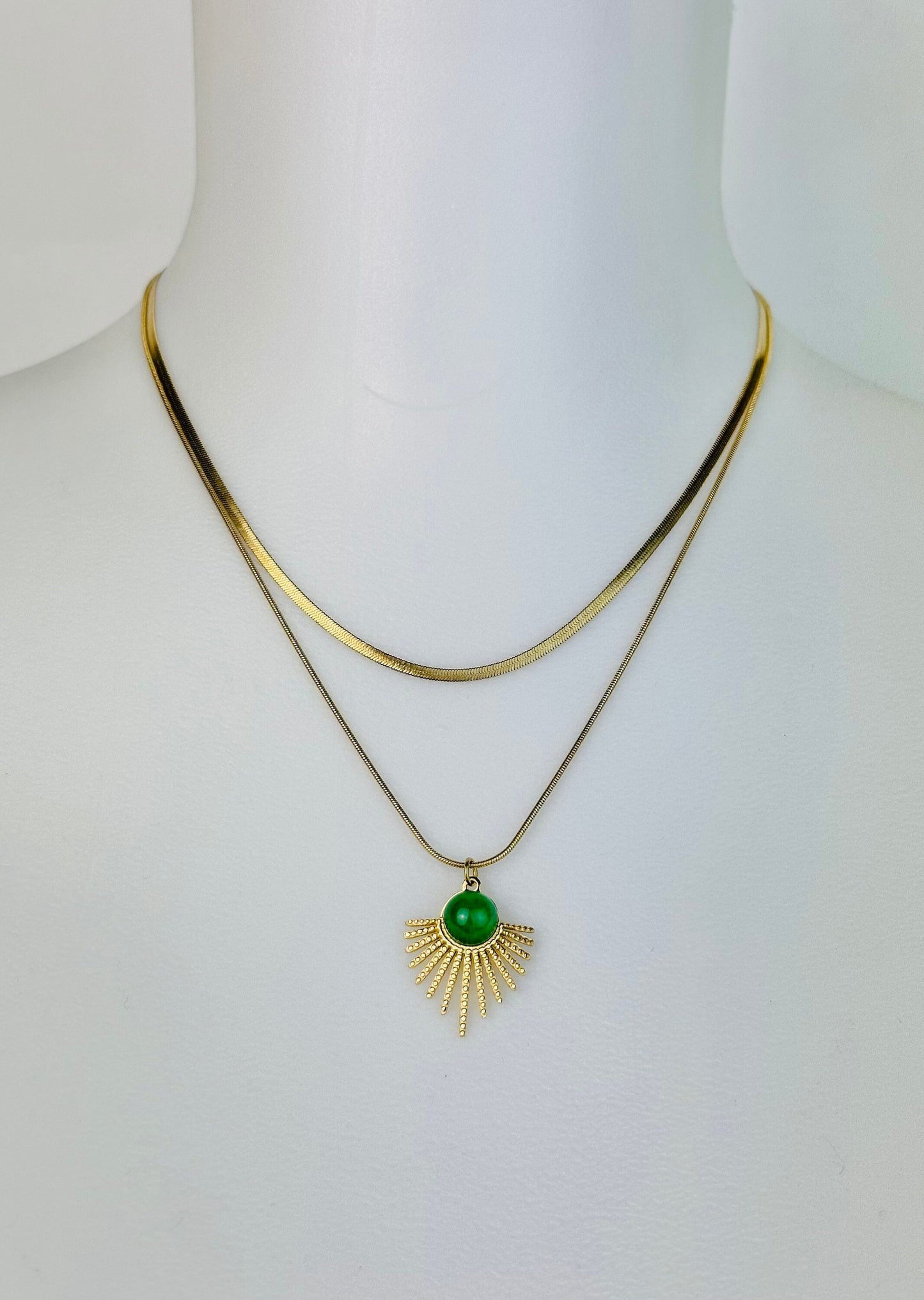Collier CLEOPATRA chaîne dorée en acier inoxydable • Idée cadeau • Bijoux femmes • Jewellery • Collier doré, double rang, perle verte.