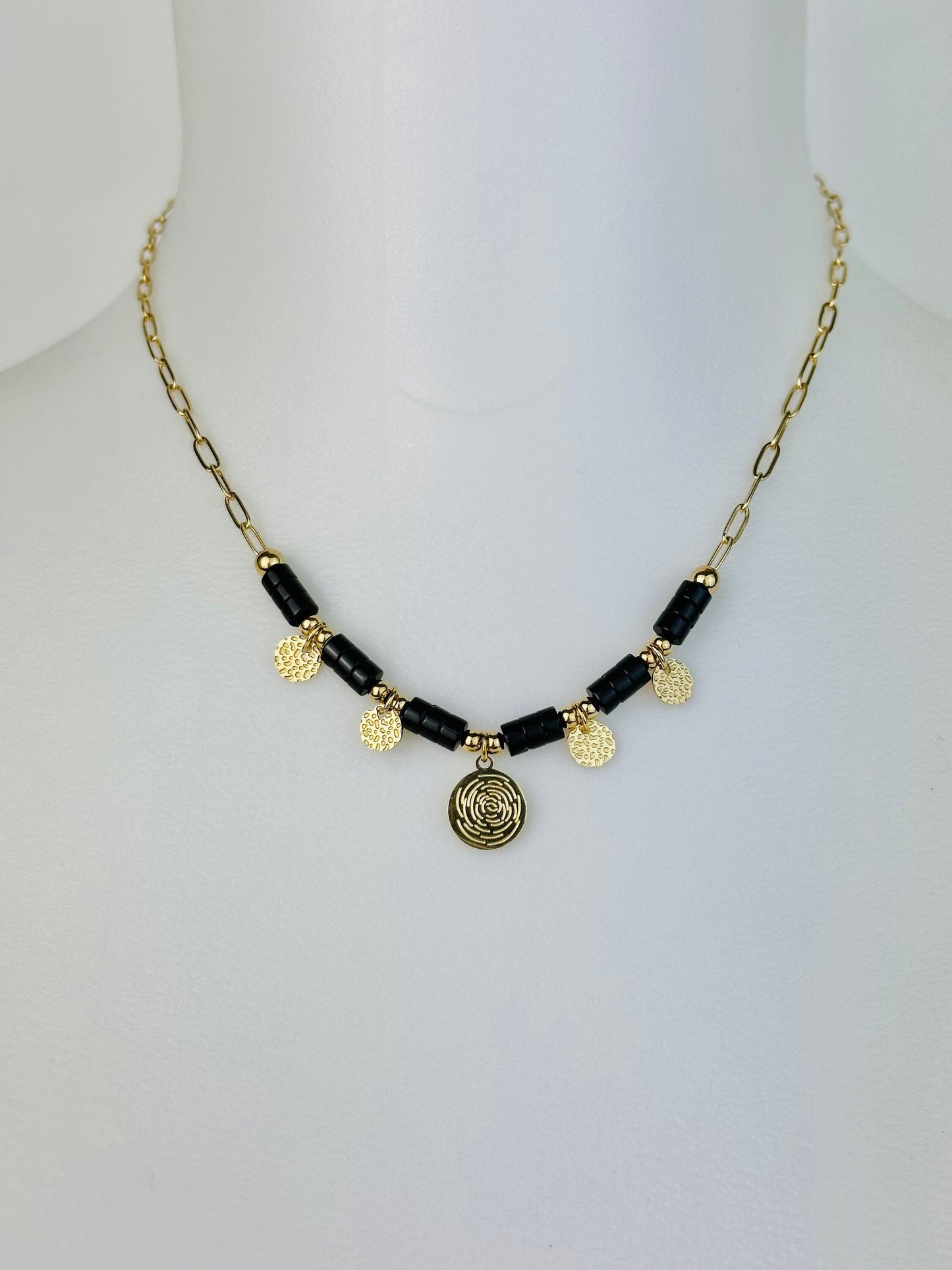 Collier ONYX, jolis cercles dorés martelés et pierres onyx noires, chaîne dorée en acier inoxydable, Idée cadeau, Bijoux femmes.