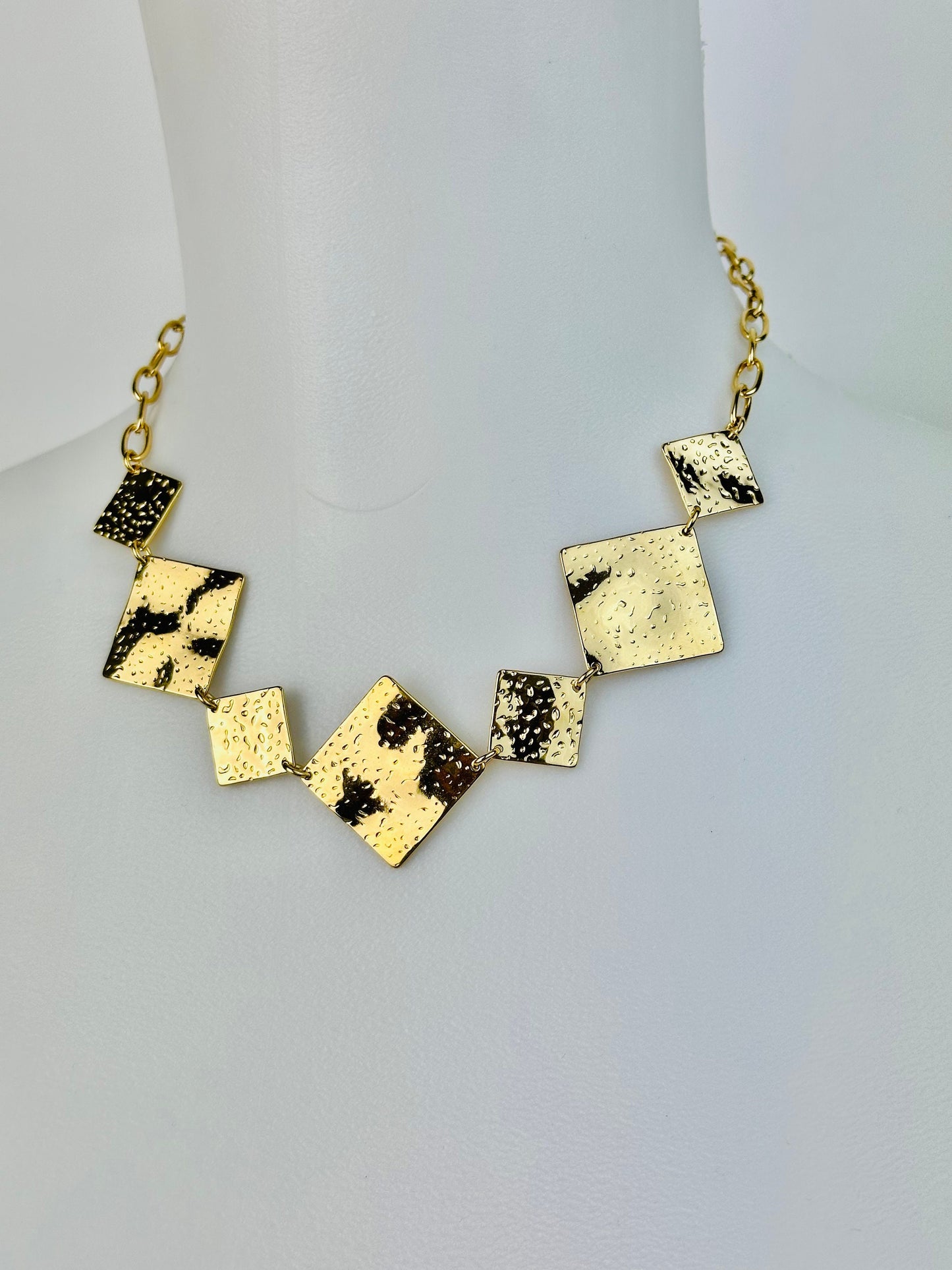 SQUARE necklace, golden chain and hammered squares in stainless steel, Gift idea, Women's jewelry, Golden necklace, hammered effect.