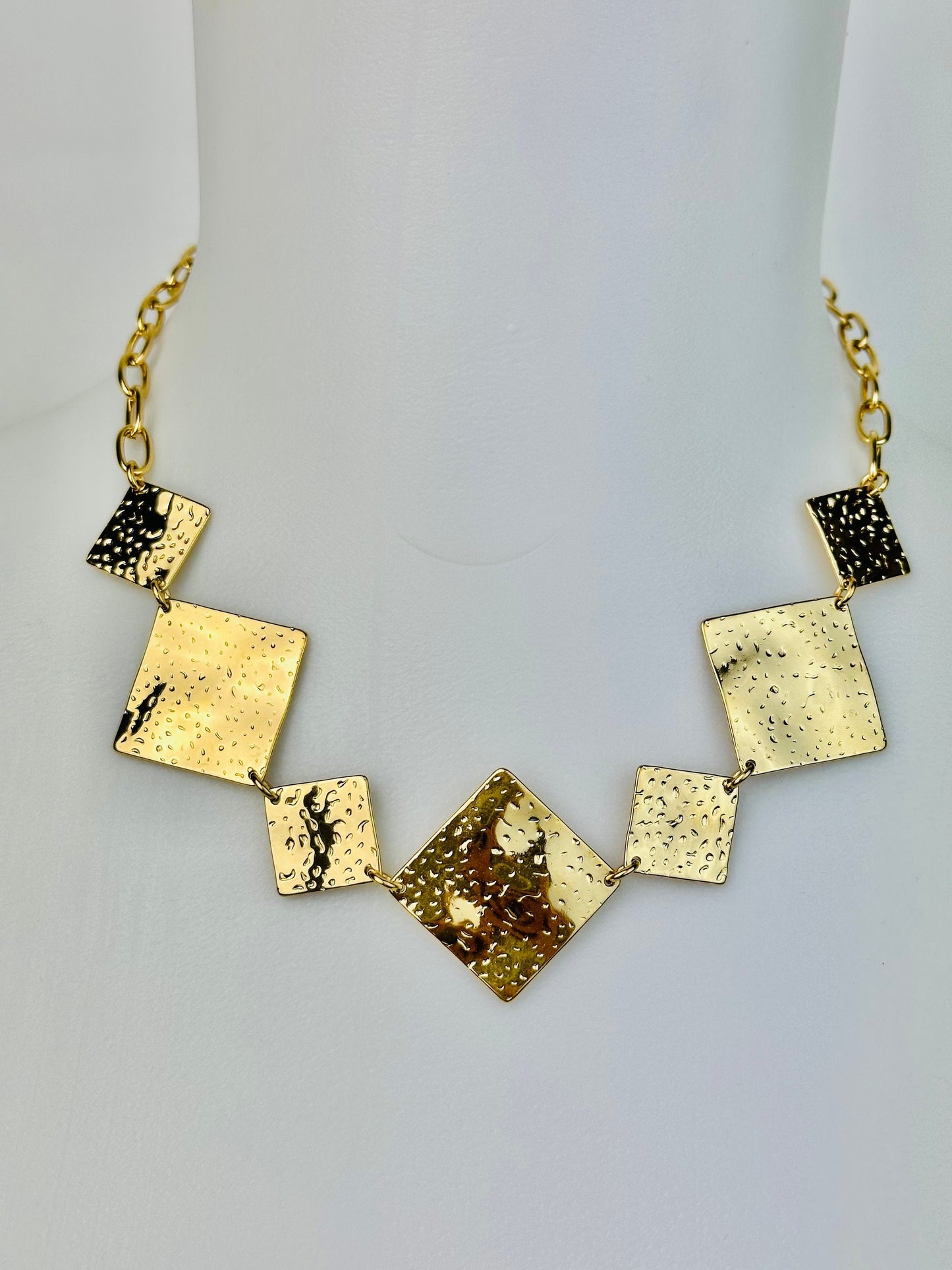 Collier CARRE, chaîne dorée et carrés martelés en acier inoxydable, , Idée cadeau, Bijoux femmes, Collier doré, effet martelé.