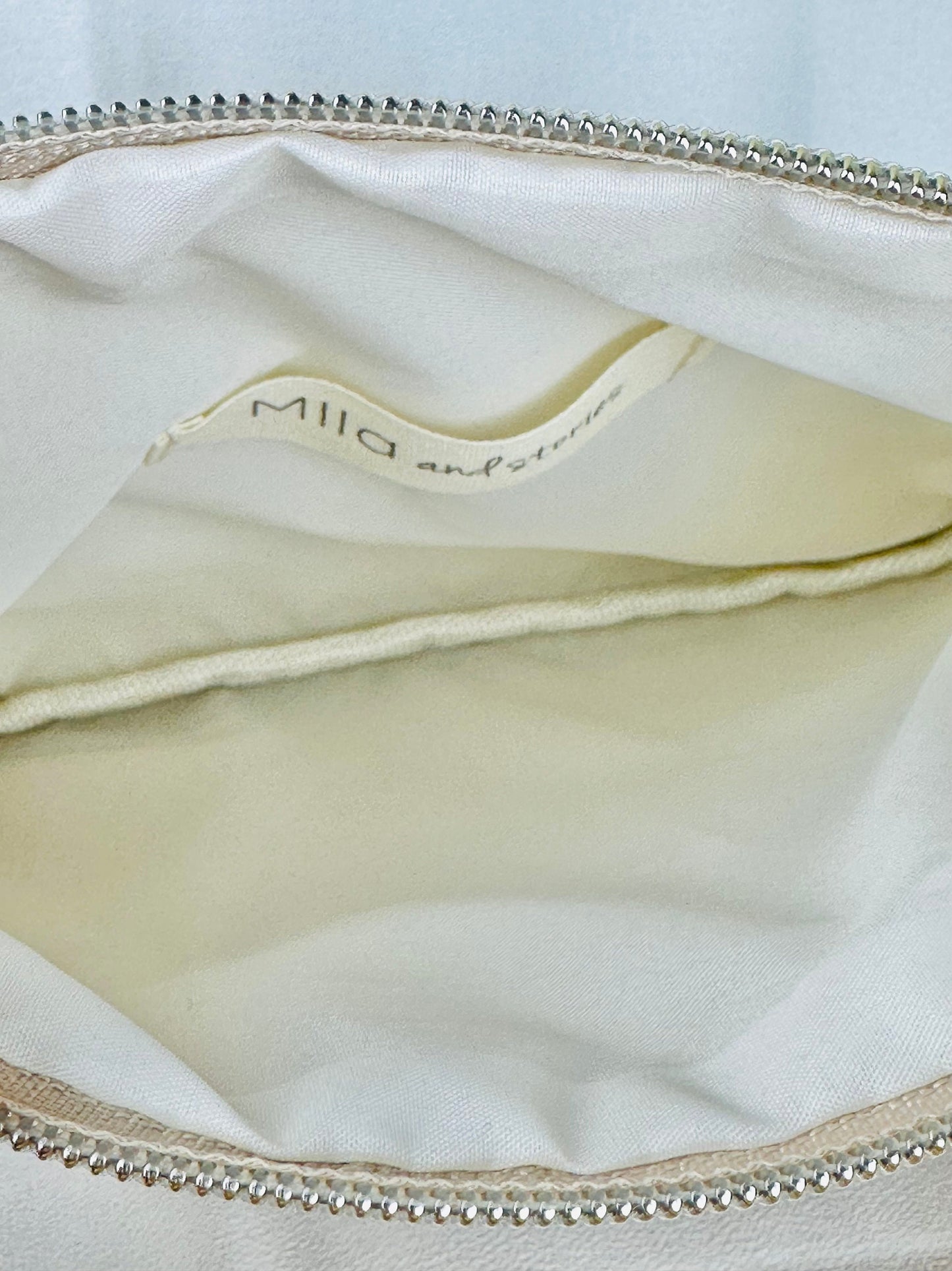 Glänzender Kulturbeutel | Goldene Schminktasche | Glitzer | Pompon | Geschenkidee zum Muttertag.