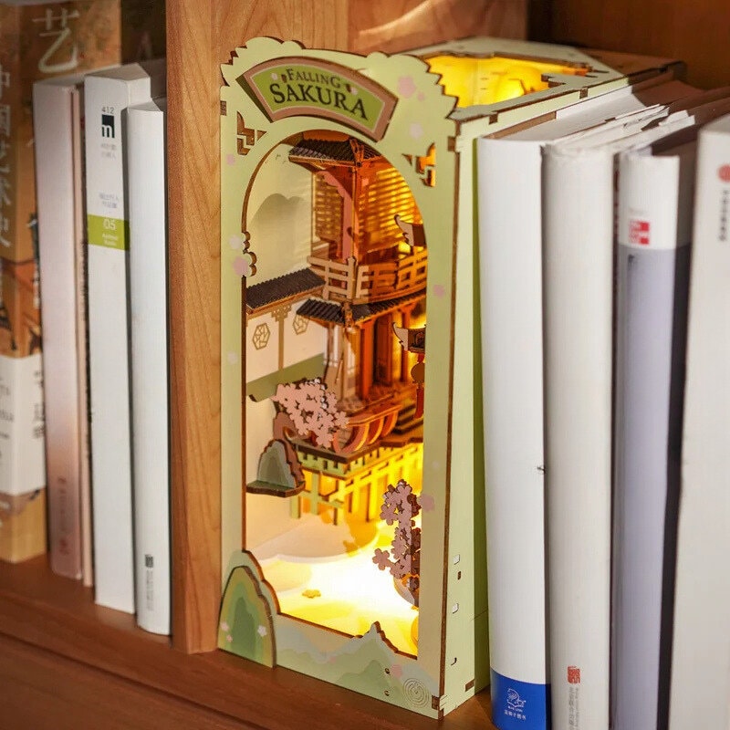 Book nook style japonais avec sakura, décoration d'étagère, miniature de bibliothèque, cadeau pour lui et elle.