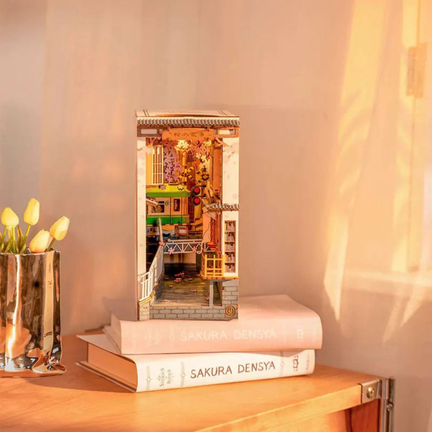 Book nook Sakura japonaise | Train sous les cerisiers | Décoration d’étagère | Miniature en bois à assembler soi-même | Cadeau parfait pour lui & elle.