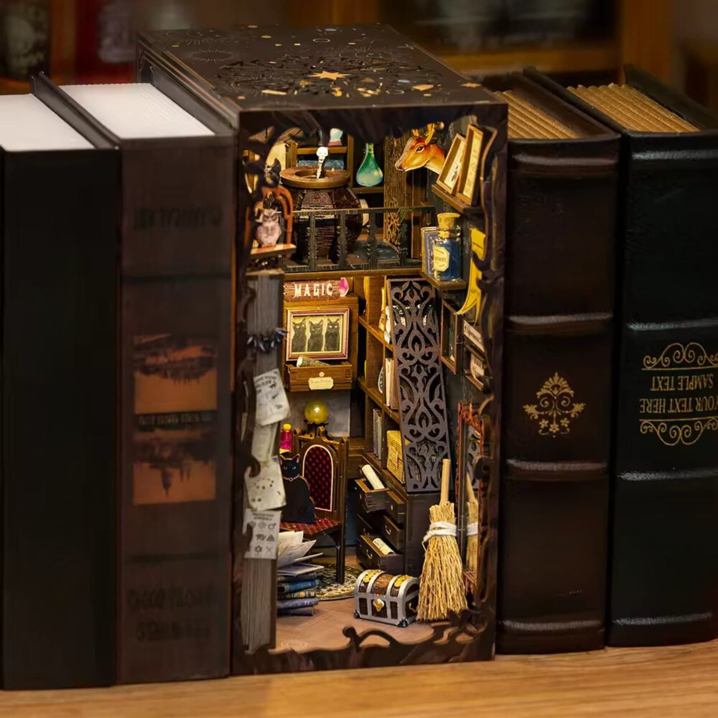 Book nook Le Chat Alchimiste | Petit havre magique du pharmacien | Décoration d’étagère | Miniature en bois à assembler soi-même | Serre-livres parfait pour Noël.