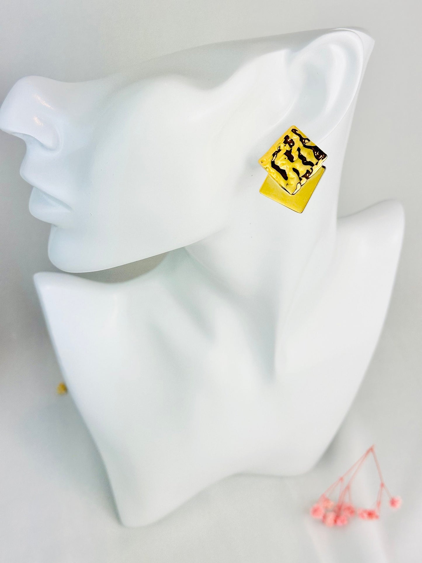 Boucle d'oreilles SQUARES à clips en acier inoxydable pour femme- effet martelé - idée cadeau - bijoux femmes.