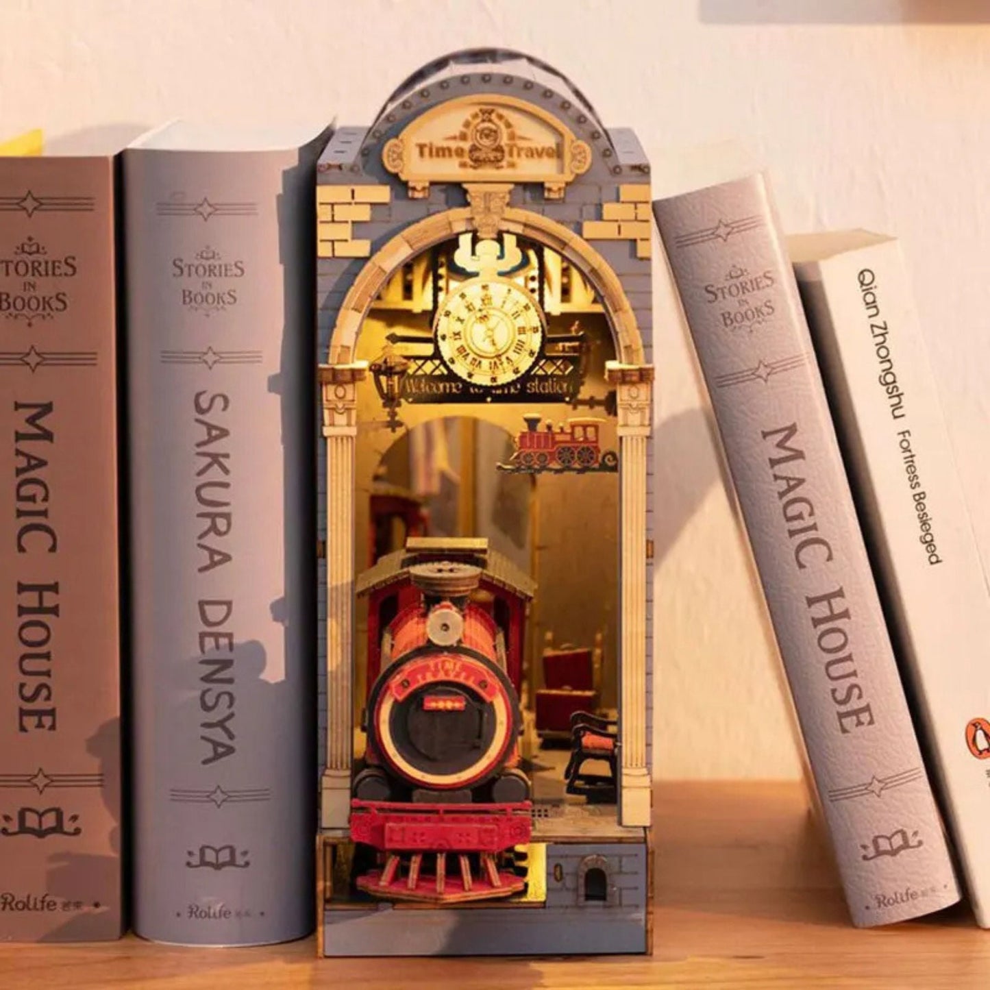 Time Train Station book nook – Décoration d'étagère – Miniature de bibliothèque en guise de serre-livres – Cadeau parfait pour enfants et adultes