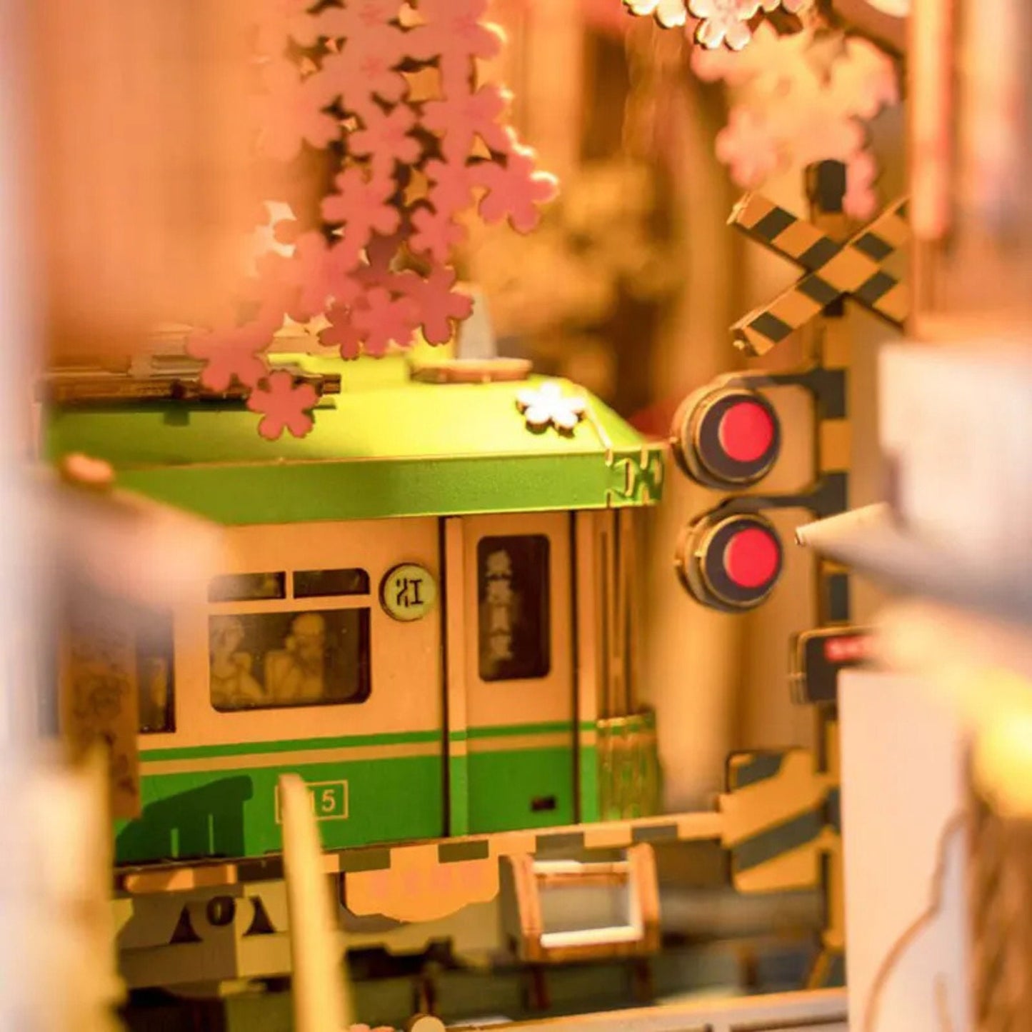 Book nook Sakura japonaise | Train sous les cerisiers | Décoration d’étagère | Miniature en bois à assembler soi-même | Cadeau parfait pour lui & elle.