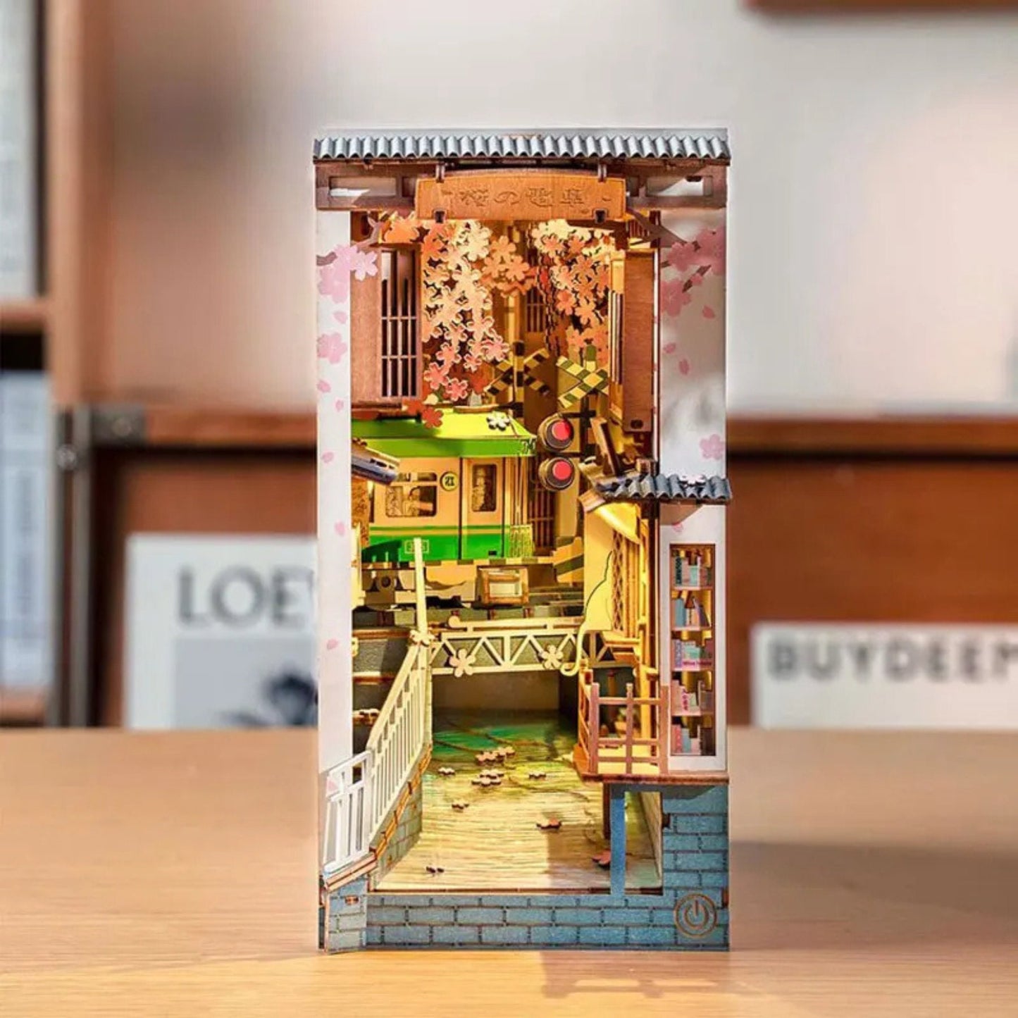 Book nook Sakura japonaise | Train sous les cerisiers | Décoration d’étagère | Miniature en bois à assembler soi-même | Cadeau parfait pour lui & elle.