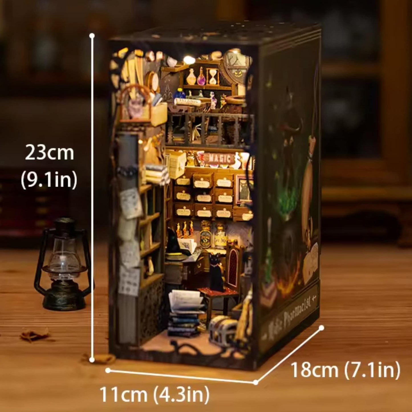 Book nook Le Chat Alchimiste | Petit havre magique du pharmacien | Décoration d’étagère | Miniature en bois à assembler soi-même | Serre-livres parfait pour Noël.
