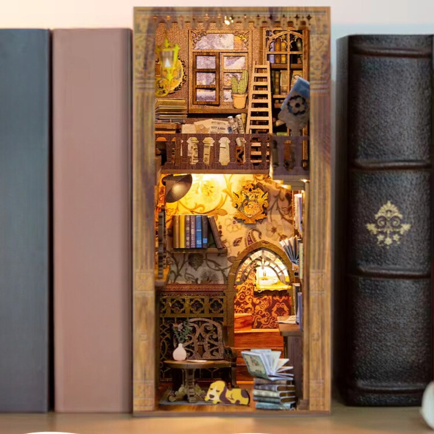 Book nook Bibliothèque ancienne cosy | Thème librairie éternelle | Décoration d’étagère | Miniature de bibliothèque | Cadeau mignon pour lui et elle.