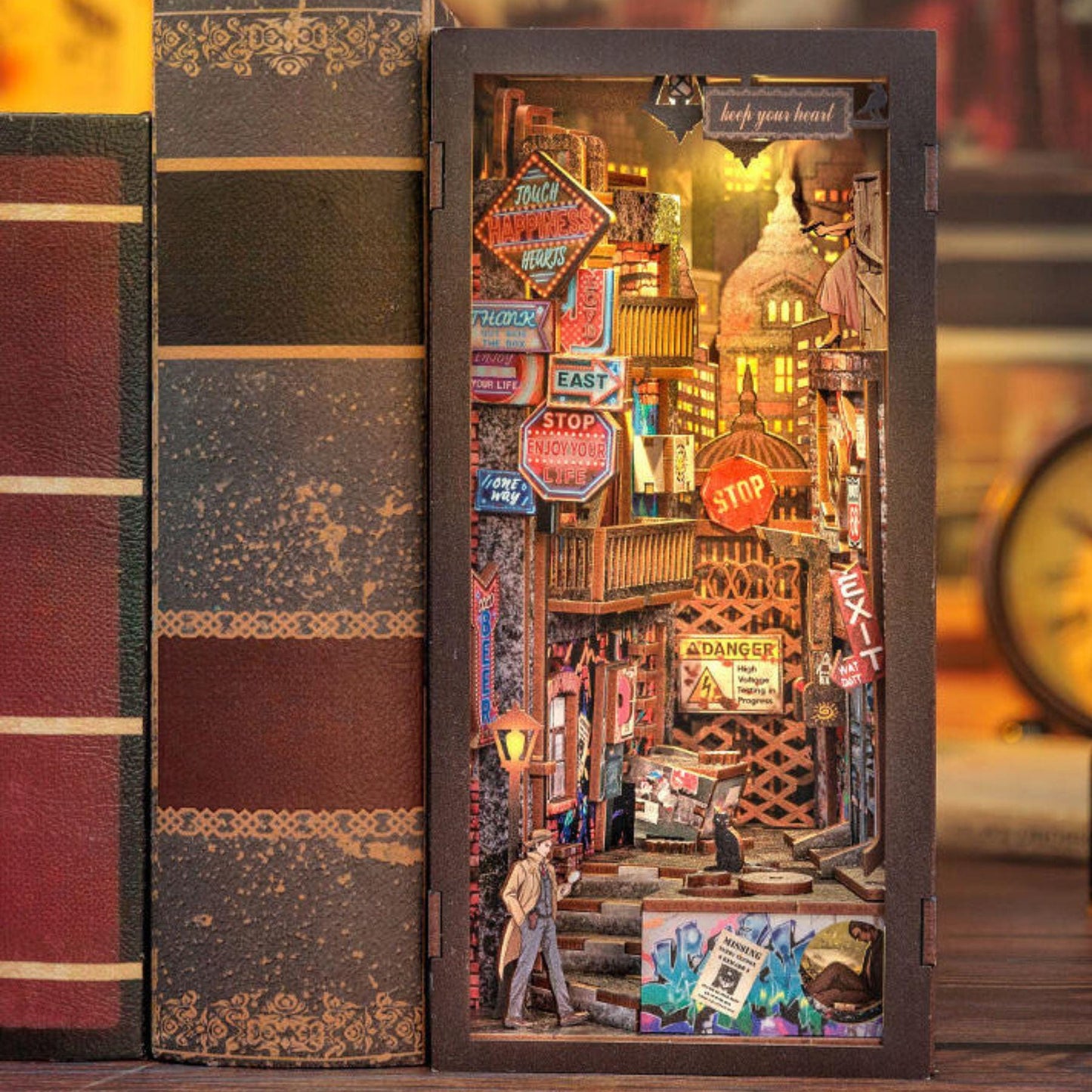 The Goodbye Mystery book nook – Décoration d’étagère détective – Puzzle miniature en bois 3D à assembler soi-même – Cadeau de Noël – Mystère soirée cocktail