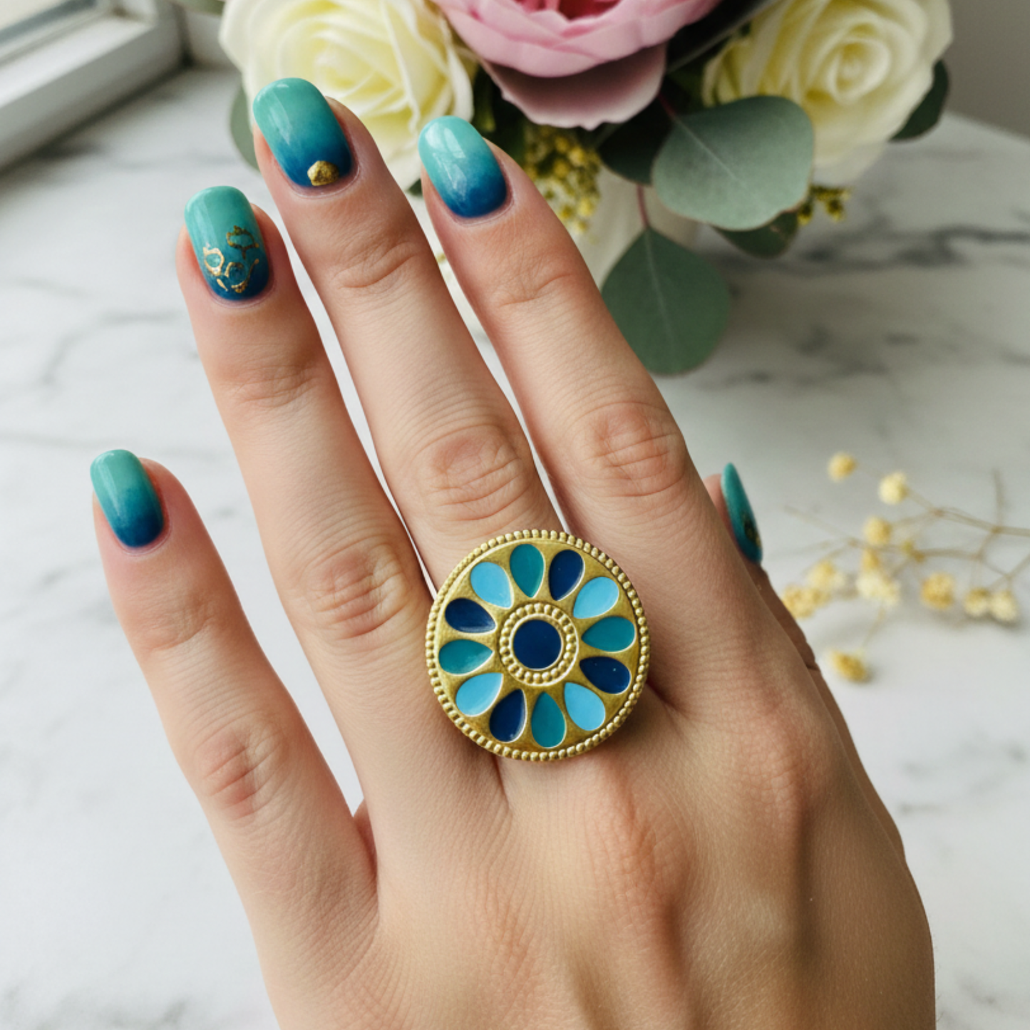 Verstellbarer BLEUETTE-Ring aus goldenem Edelstahl – goldener Blumenring mit blauen Emaille-Blütenblättern – Geschenkidee – Schmuck für Frauen.