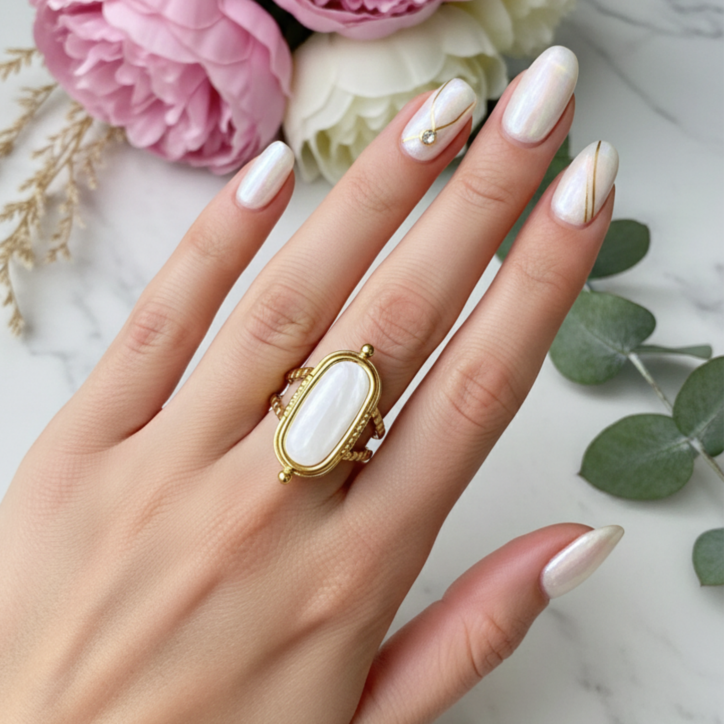 Weißer verstellbarer Ring aus goldenem Edelstahl für Damen – ovaler Ring mit weißem Stein – Geschenkidee – Schmuck für Damen.