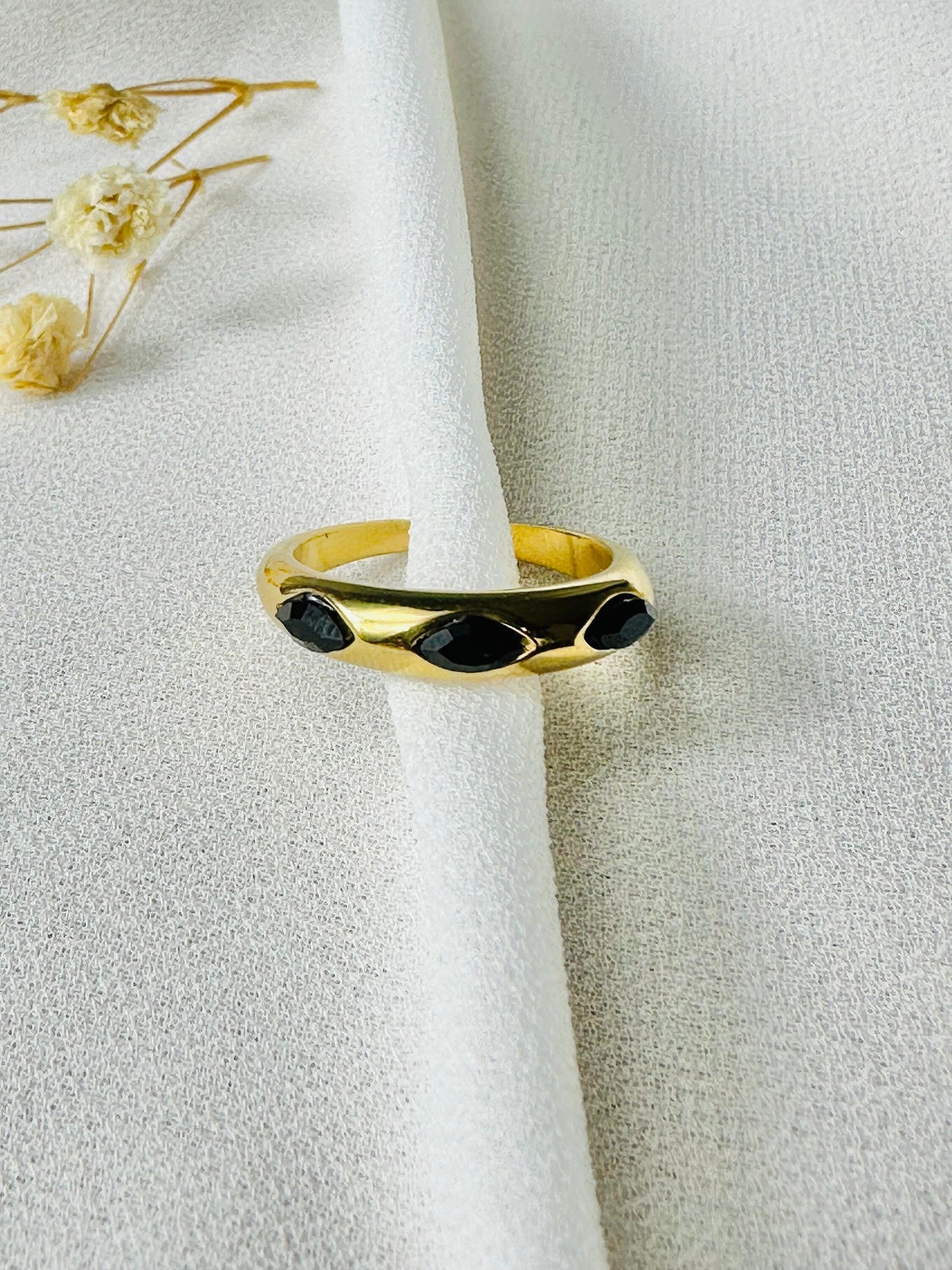 Bague ajustable BRILLANCE NOIRE en acier inoxydable pour femme - bague dorée avec trois strass noirs  - Idée cadeau - bijoux pour femmes.