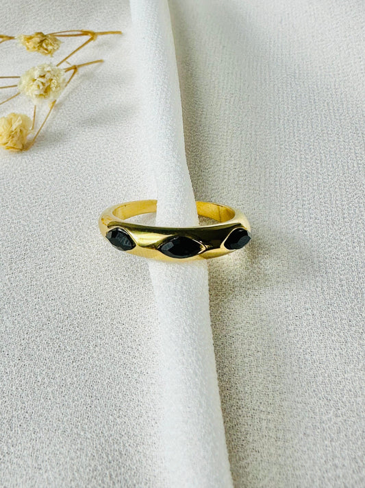 Bague ajustable BRILLANCE NOIRE en acier inoxydable pour femme - bague dorée avec trois strass noirs  - Idée cadeau - bijoux pour femmes.