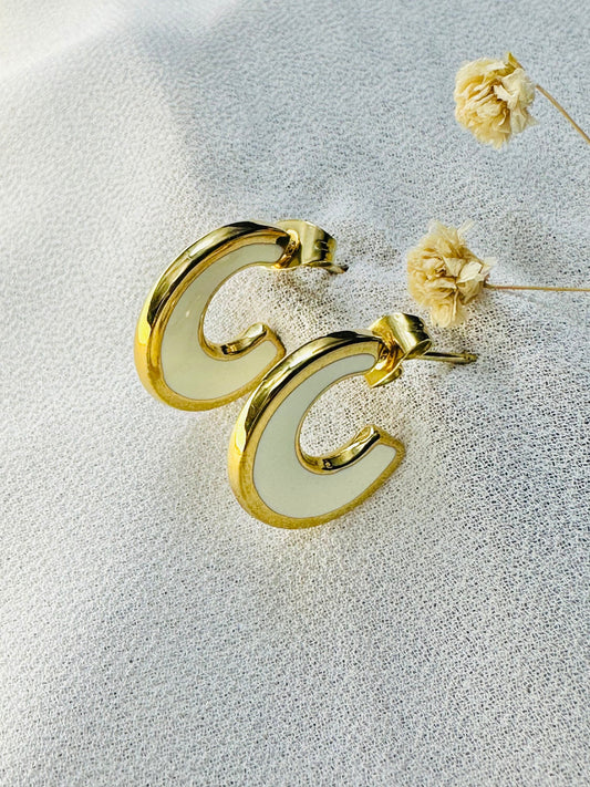 Mini créoles BLANCA, Boucle d'oreilles en acier inoxydable pour femme - émail blanche - idée cadeau boho - bijoux femmes. boucles, boucles d oreilles, créoles, boucle d oreille, boucle d oreille femme, boucle d oreille anneau, bijou acier inoxydable, bijoux en acier inoxydable, bijoux inoxydables, bijoux acier inoxydable doré, site de bijoux acier inoxydable